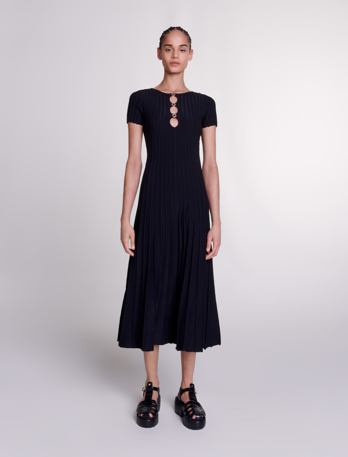 Robe longue en maille côtelée noire Maje, manches courtes, décolleté ajouré à boutons bijoux Clover et jupe évasée