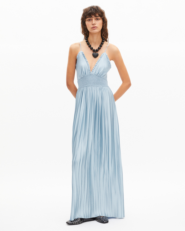 Robe longue plissée bleu ciel The Kooples, taille empire smockée et décolleté en V volanté