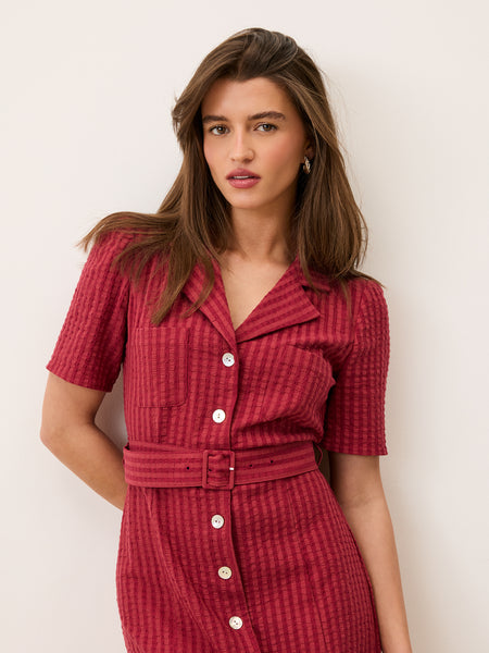 Robe Raella de Rouje en seersucker rouge carmin, col chemise et ceinture