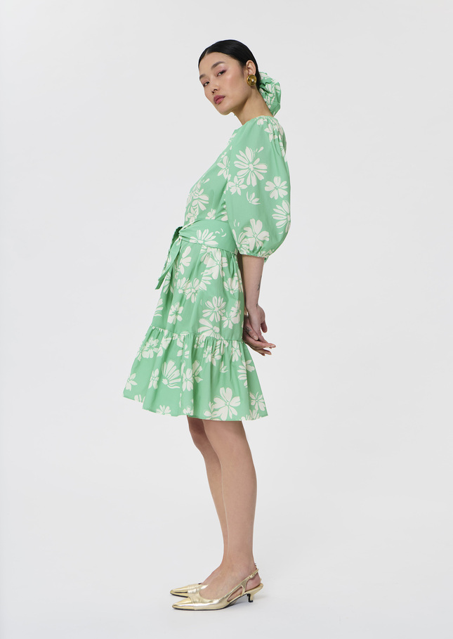 Robe Rosabetta de Tara Jarmon, courte en coton imprimé de grosses fleurs écrues sur fond vert, manches 3/4 bouffantes et lien noué à la taille