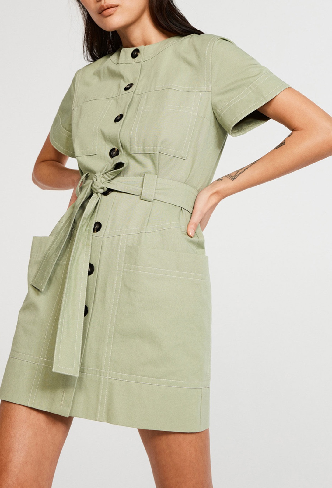 Robe saharienne courte kaki Claudie Pierlot, manches courtes, boutons foncés, surpiqûres blanches et ceinture nouée