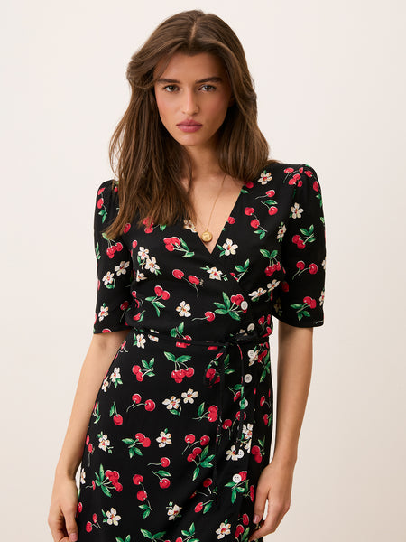 Robe courte portefeuille Gabinette de Rouje en crêpe noir à imprimé cerises Cherry baby, décolleté en V et manches mi-longues