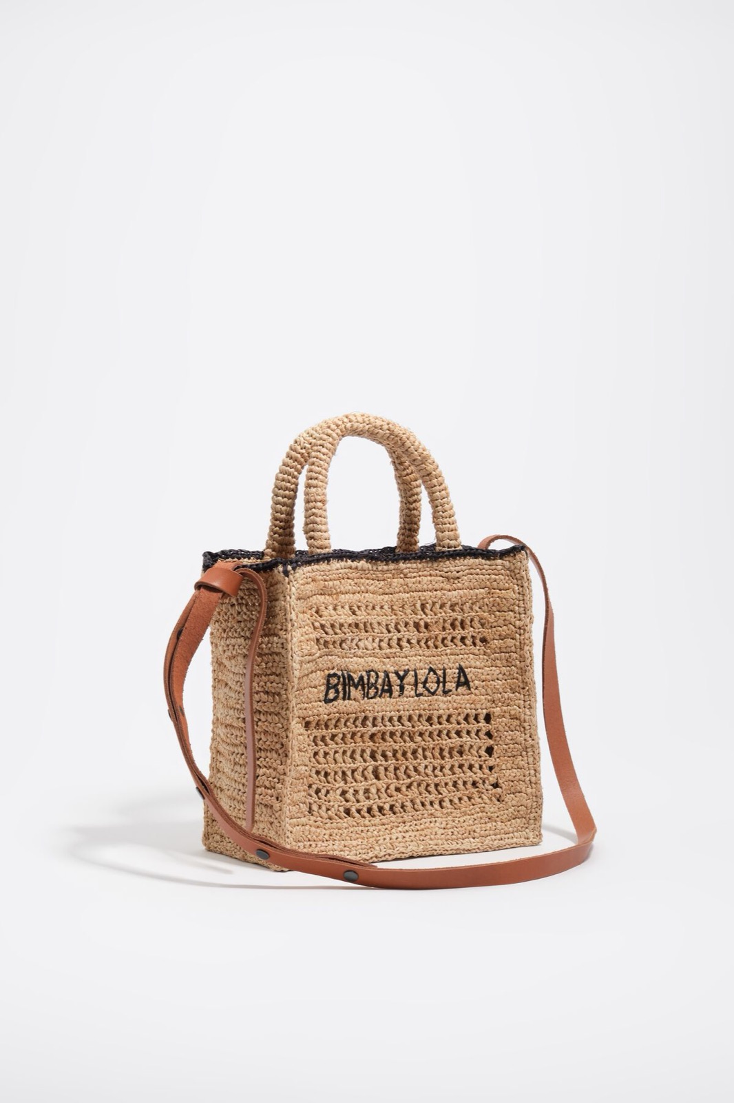 Petit cabas en raphia naturel tressé Bimba y Lola avec bandoulière en cuir camel et logo brodé noir