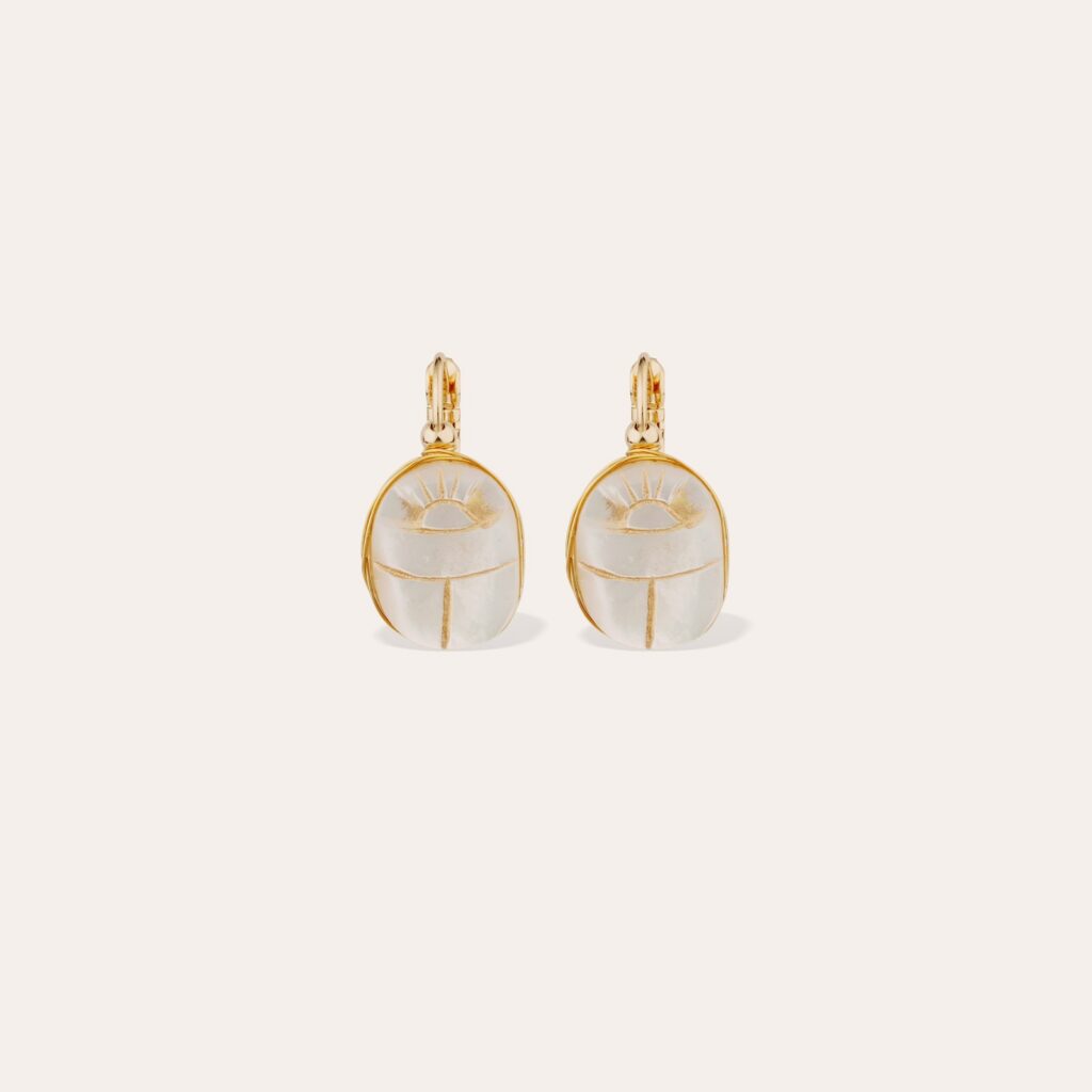 Boucles d'oreilles Scaramouche de Gas Bijoux, scarabée en nacre blanche cerclé d'or, montées sur dormeuses