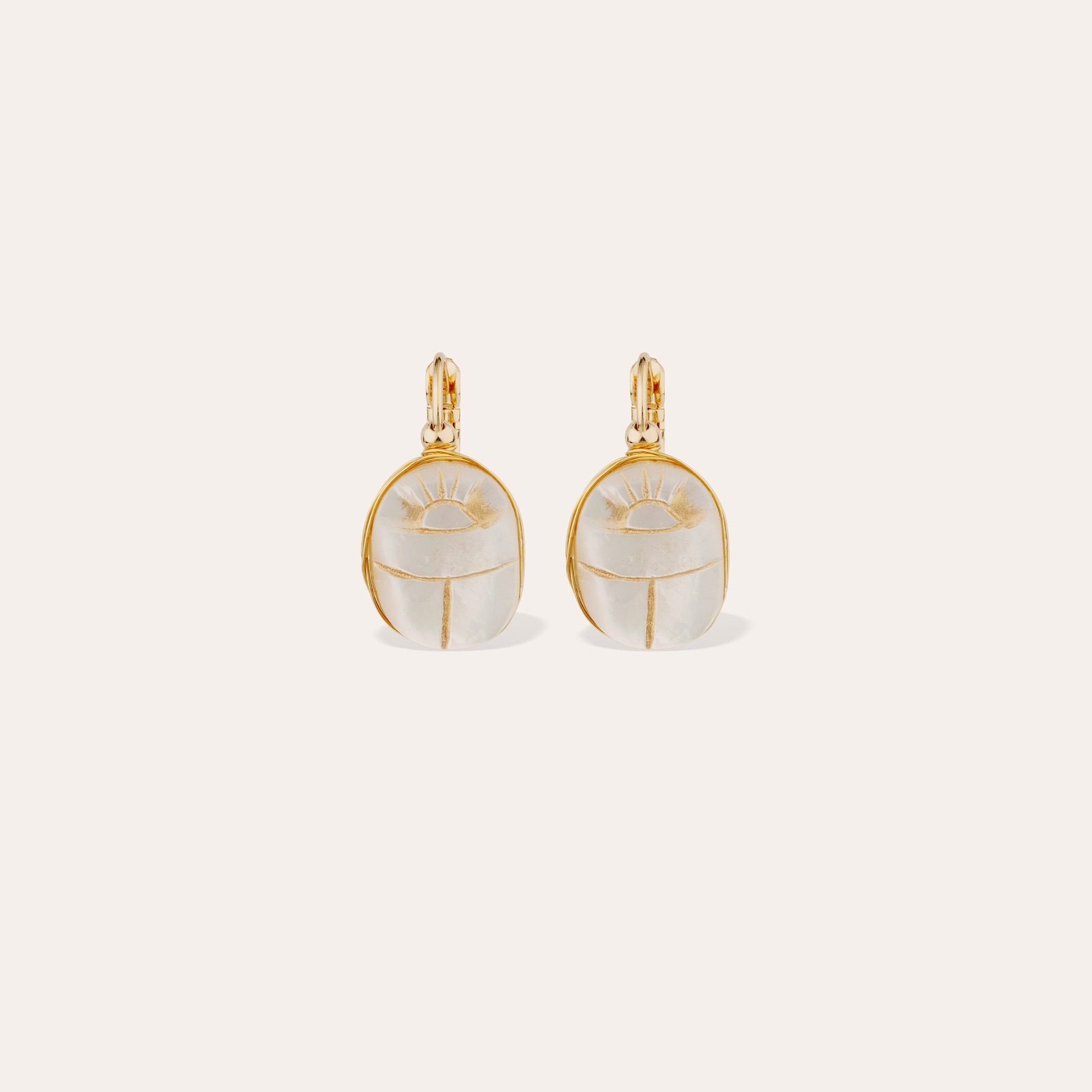 Boucles d'oreilles Scaramouche de Gas Bijoux, scarabée en nacre blanche cerclé d'or, montées sur dormeuses