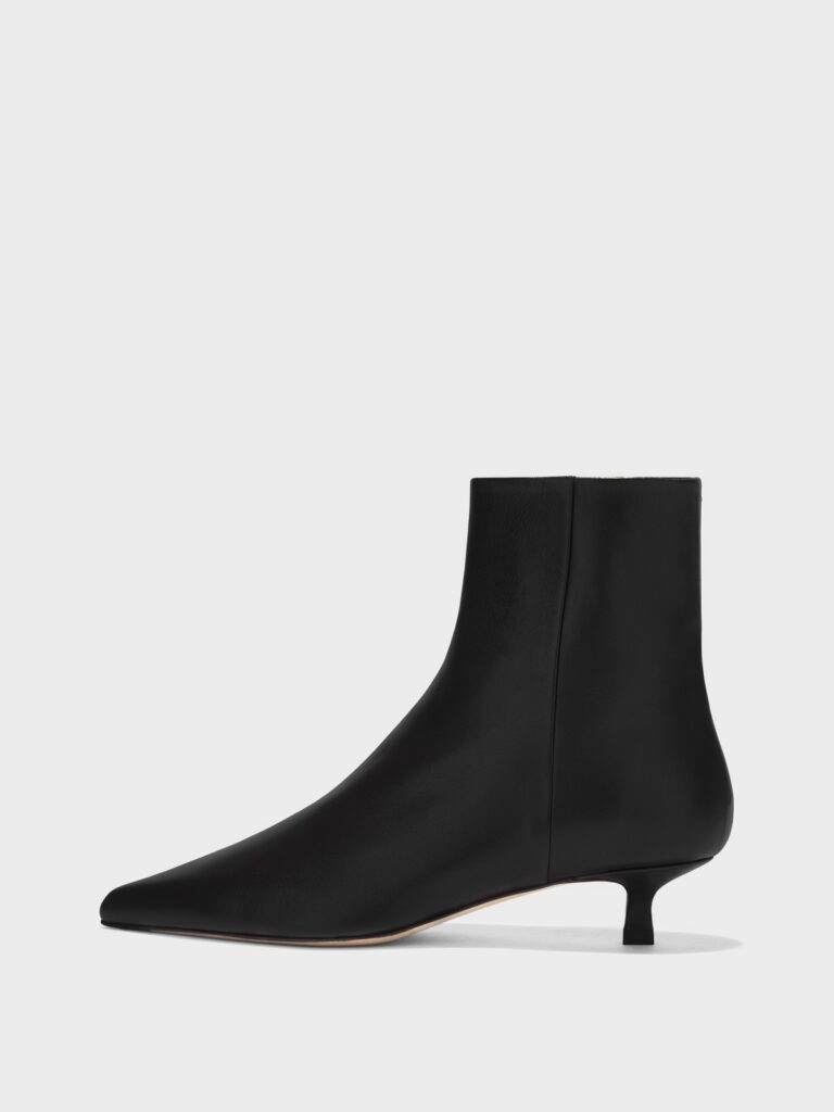 Bottine Sofie d'Aeyde en cuir noir, bout pointu et talon kitten, zip arrière