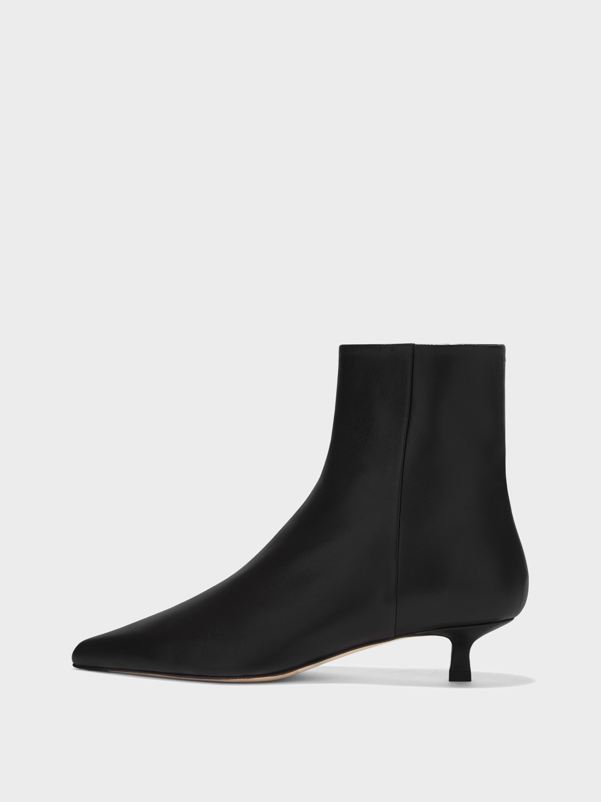 Bottine Sofie d'Aeyde en cuir noir, bout pointu et talon kitten, zip arrière