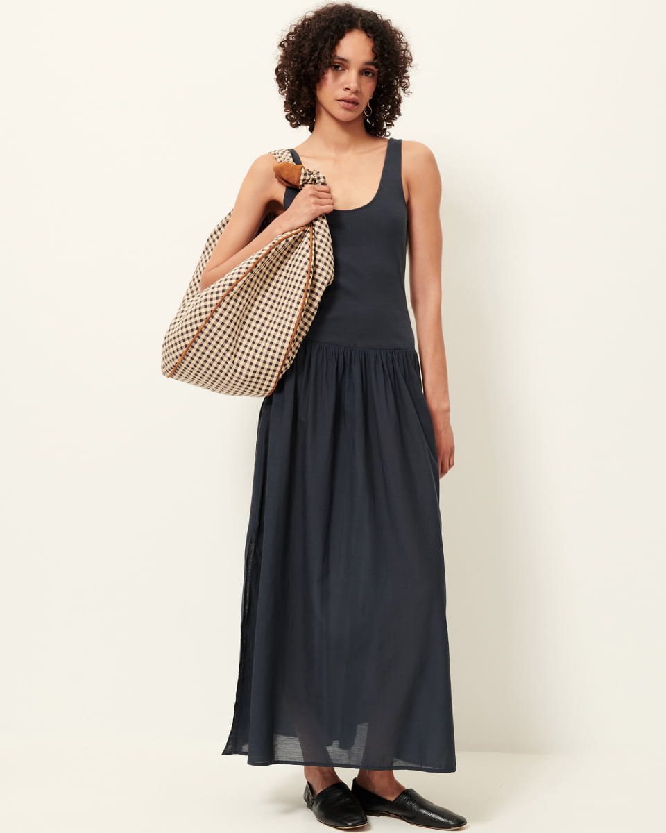 Robe longue Solao de Sessùn en jersey côtelé vert fumé, esprit danseuse, taille basse et jupe froncée