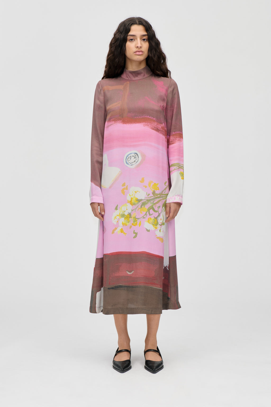 Robe midi Five Resolutions de Stine Goya, manches longues et col cheminee, imprime nature morte peint a la main en rose, brun et creme
