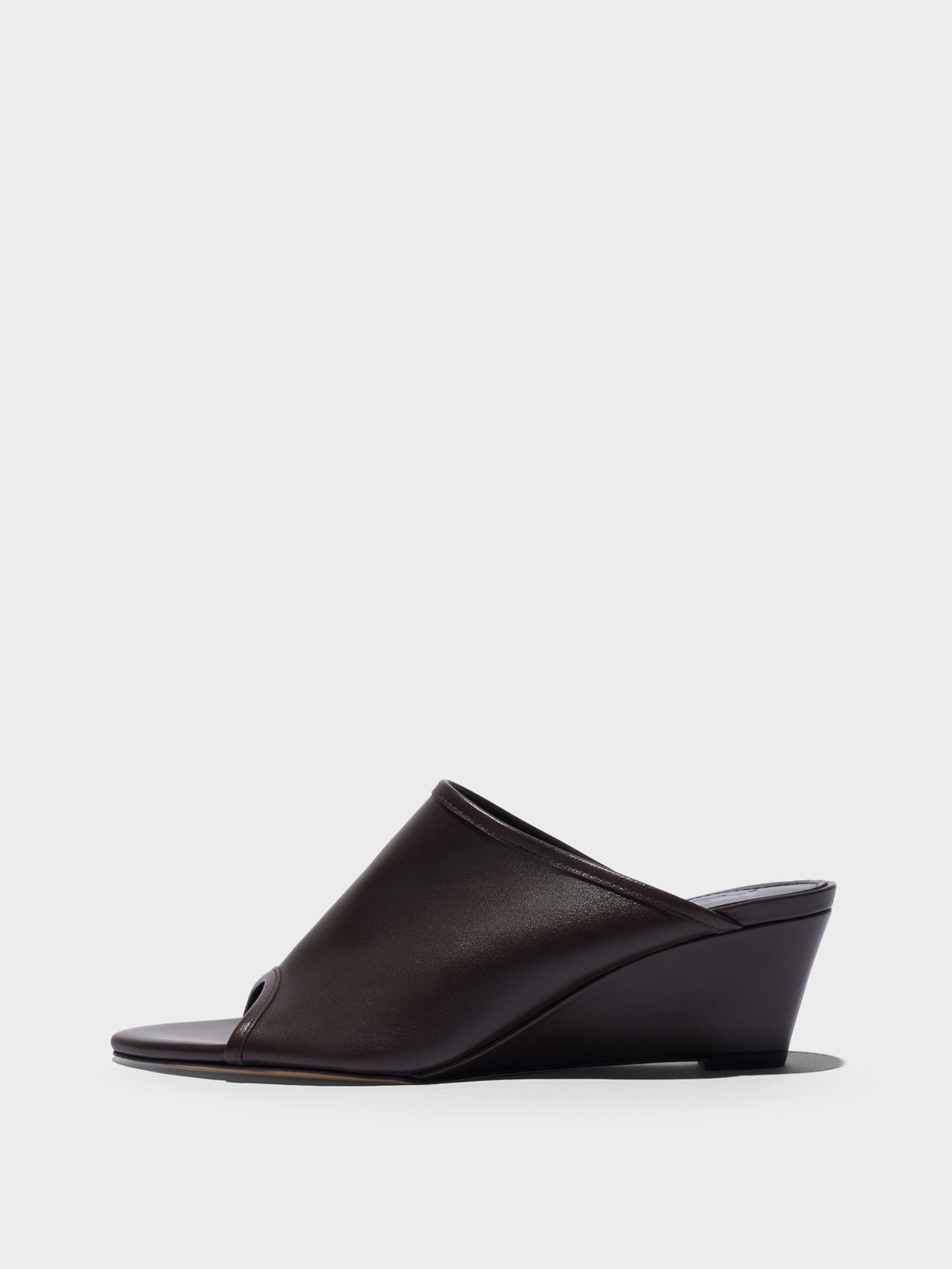 Sandale compensée Suzanne d'Aeyde en cuir nappa moka, mule à dos ouvert et talon sculpté