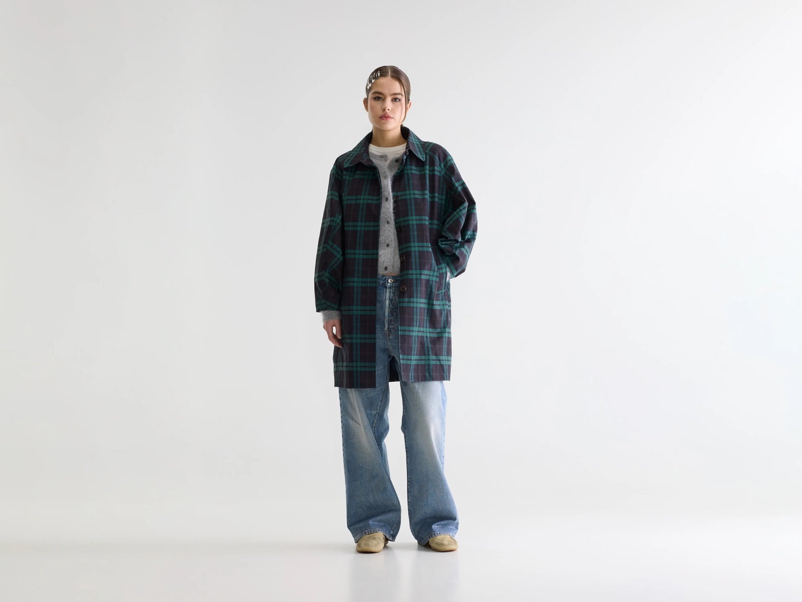 Trench Julie de Bellerose en carreau tartan vert et marine, porte sur un pull gris et un jean large