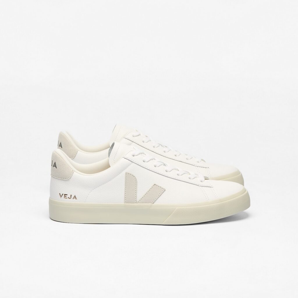 Basket Veja Campo en cuir blanc avec logo V en daim beige, vue de profil