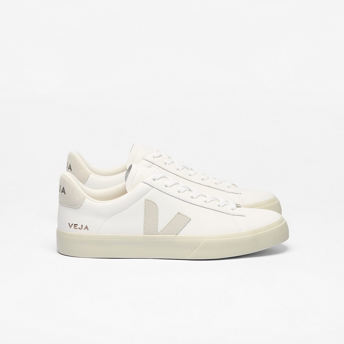 Basket Veja Campo en cuir blanc avec logo V en daim beige, vue de profil