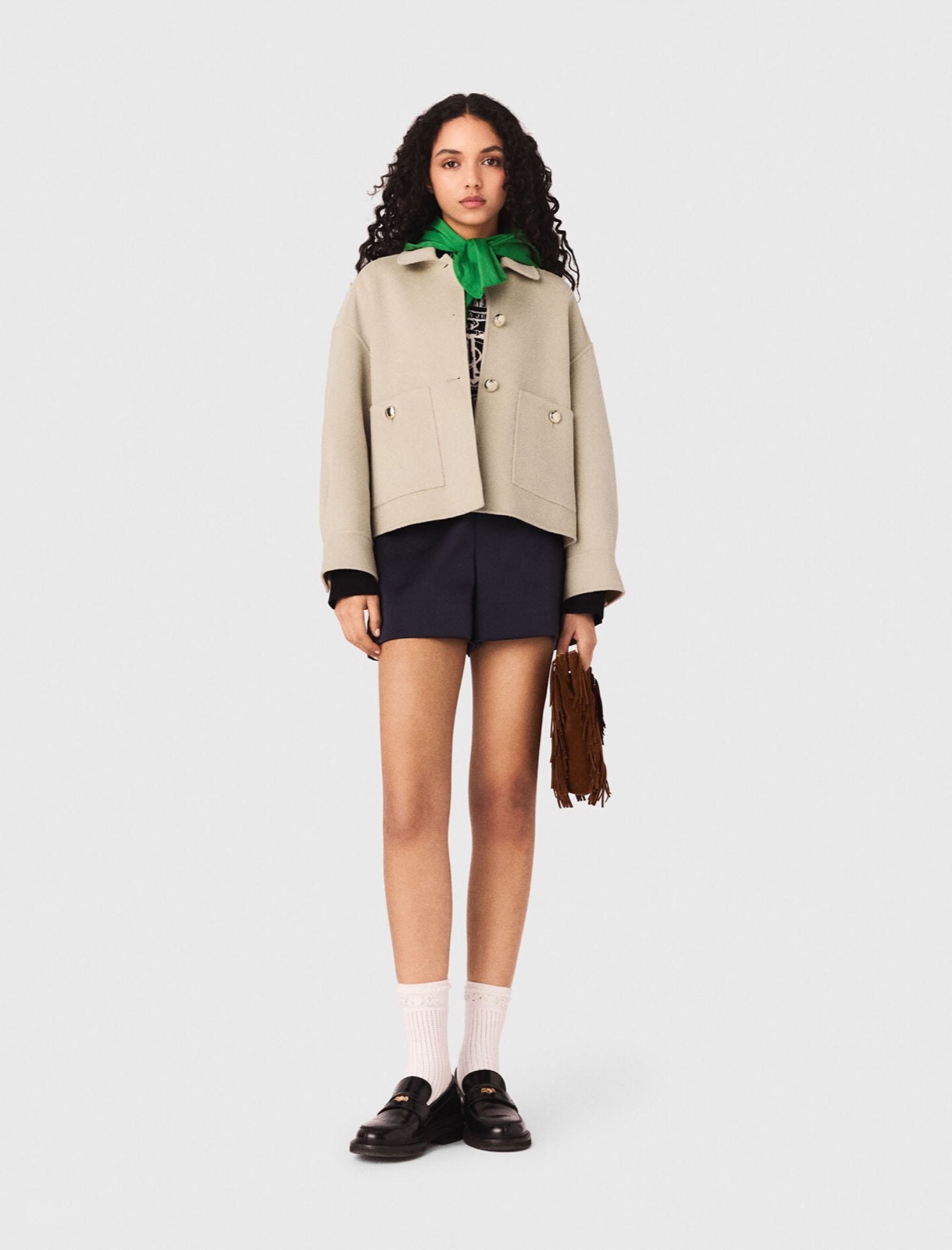 Veste courte en laine beige Maje, coupe boxy, poches plaquées et boutons dorés