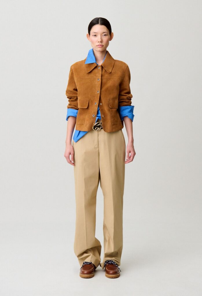 Veste courte en cuir suède caramel Clarissa de Claudie Pierlot, col chemise et pressions argentées