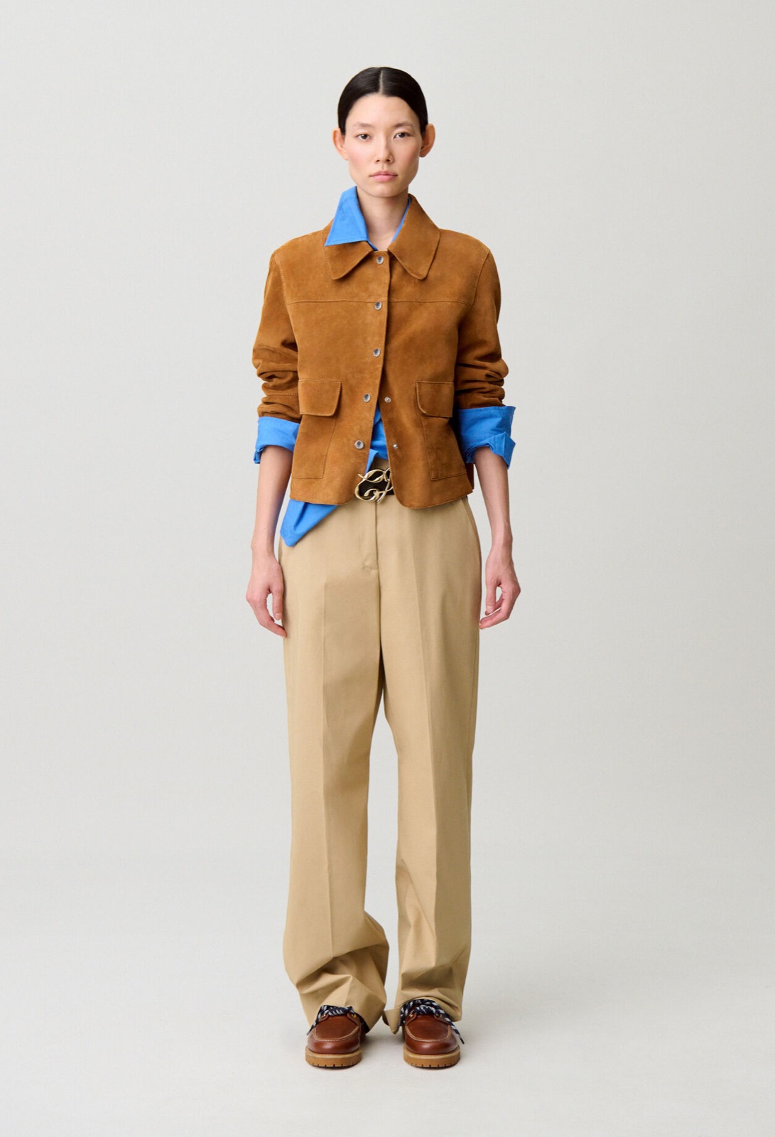 Veste courte en cuir suède caramel Clarissa de Claudie Pierlot, col chemise et pressions argentées