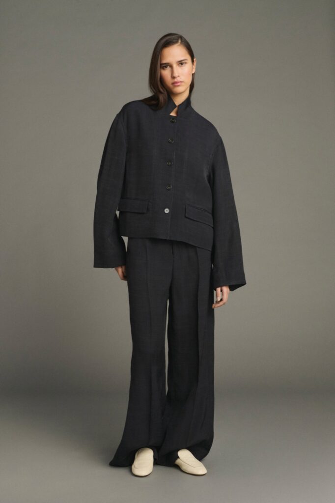 Veste Houria noire de Soeur, coupe courte à col montant, portée avec le pantalon Hippolyte assorti