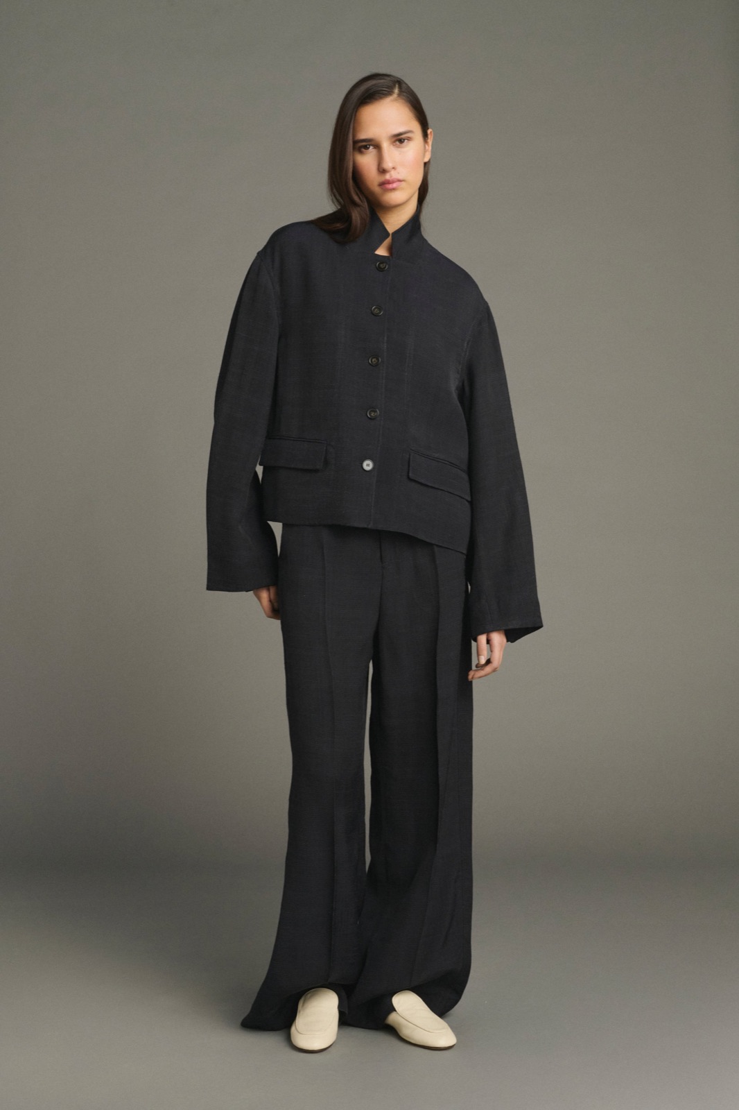 Veste Houria noire de Soeur, coupe courte à col montant, portée avec le pantalon Hippolyte assorti