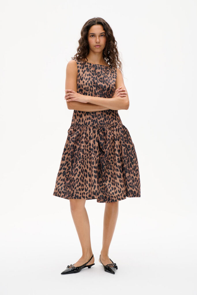Robe Aneva de Baum und Pferdgarten, imprimé léopard brun, taille tombante et jupe volumineuse, encolure bateau sans manches