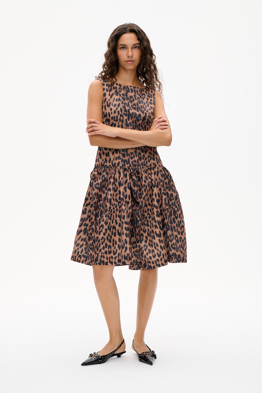 Robe Aneva de Baum und Pferdgarten, imprimé léopard brun, taille tombante et jupe volumineuse, encolure bateau sans manches