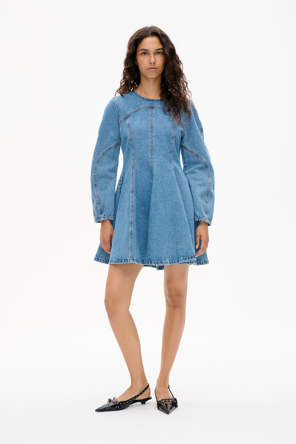 Robe Aney en denim bleu à coupe évasée et manches longues de Baum und Pferdgarten
