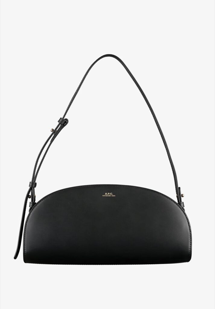 Sac Demi-Lune Shoulder d'A.P.C. en cuir de veau noir, forme demi-lune allongee avec bandouliere reglable et logo dore