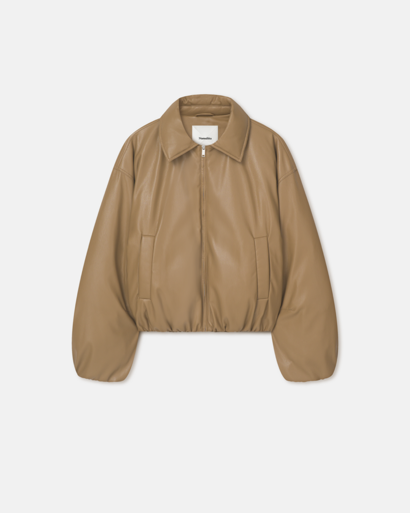 Blouson rembourre Asger de Nanushka en alt-cuir Okobor coloris muted khaki, col chemise et fermeture zippee