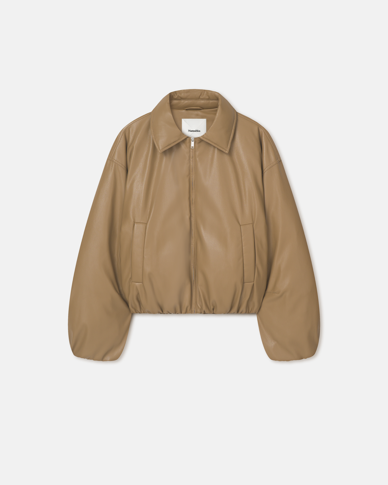 Blouson rembourre Asger de Nanushka en alt-cuir Okobor coloris muted khaki, col chemise et fermeture zippee
