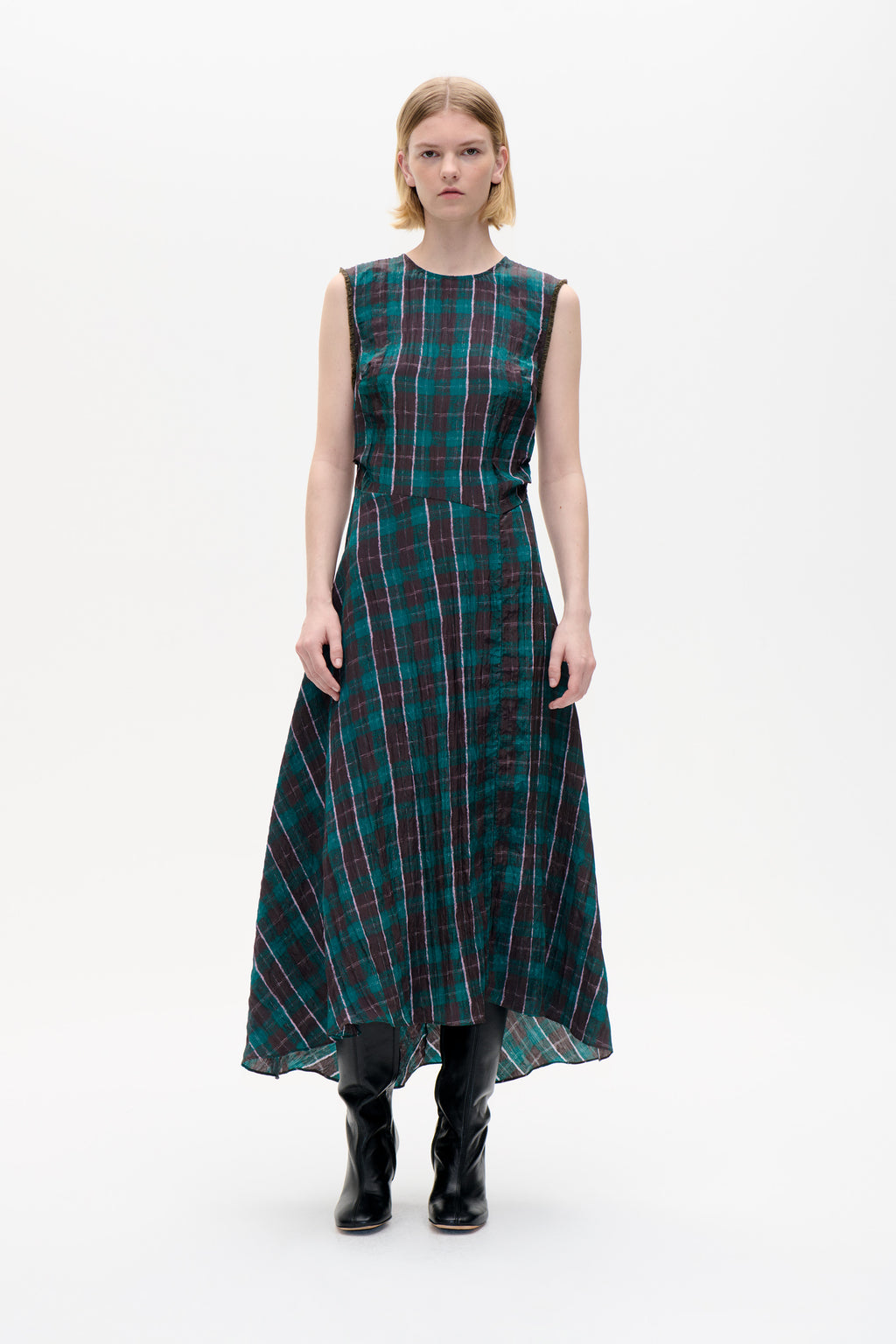 Robe Atina de Baum und Pferdgarten, maxi sans manches à carreaux vert profond et aubergine, portée avec des bottes hautes en cuir noir