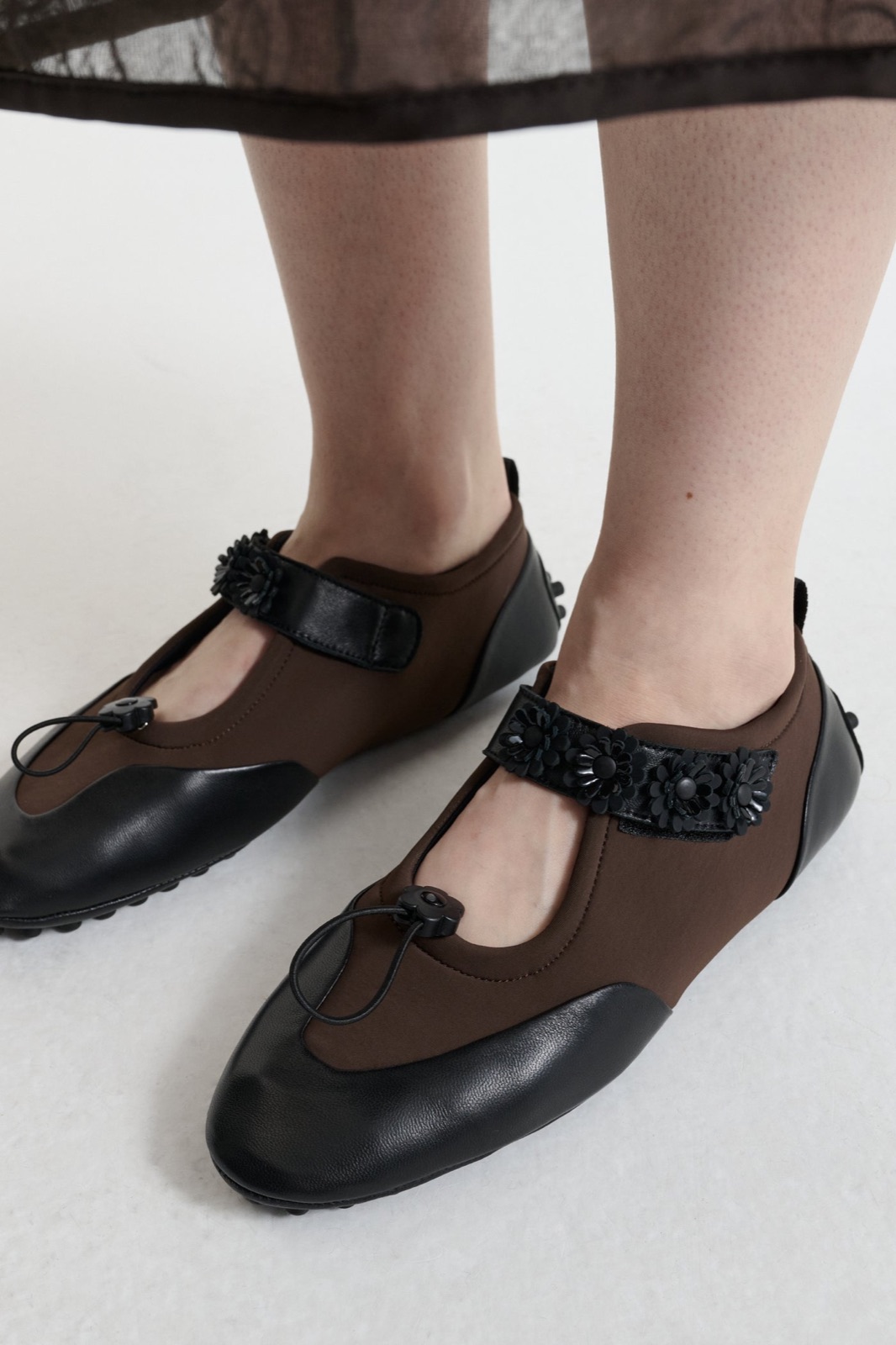 Mary Jane plate Bess de Cecilie Bahnsen en neoprene brun, bout en cuir noir et fleurs appliquees sur la bride