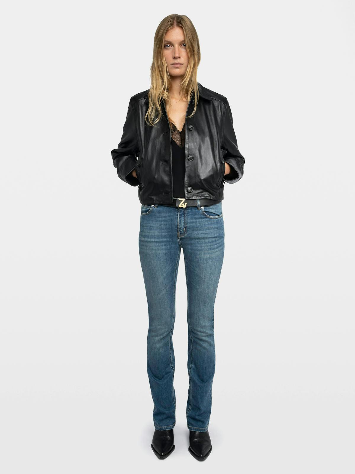Blouson Liston en cuir noir de Zadig & Voltaire, coupe courte, porté avec un jean