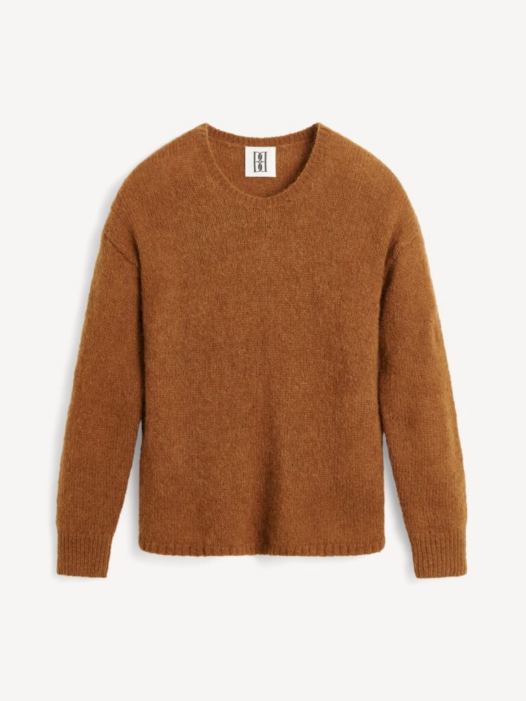 Pull col rond en mohair mélangé Briella de By Malene Birger, teinte caramel, avec monogramme brodé sous l'encolure