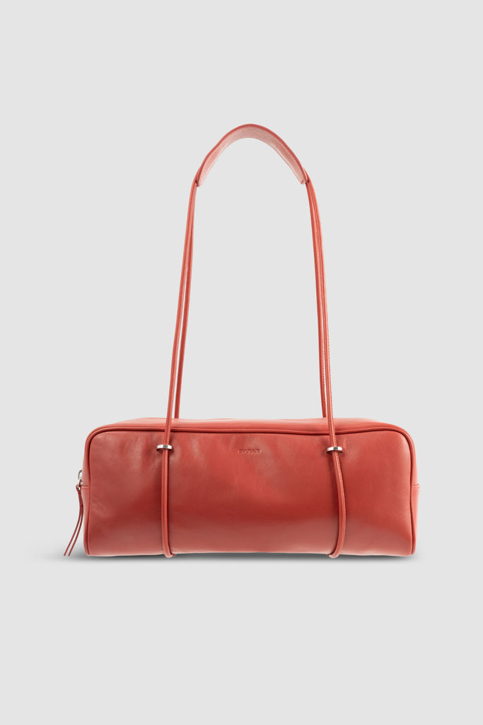 Sac Kimberly de By Far en cuir nappa rouge sang, forme baguette allongée avec bretelles tubulaires
