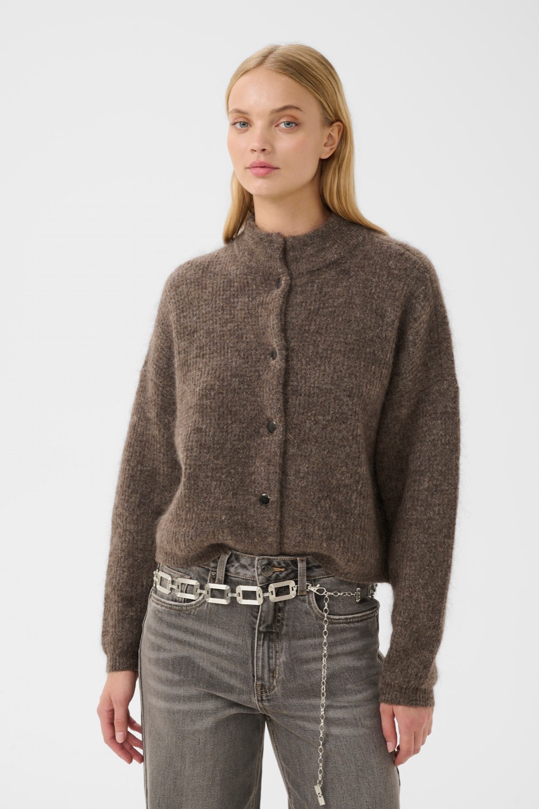 Cardigan GZdebbie de Gestuz en mohair brun chine, coupe courte a boutonnage, porte avec un jean gris