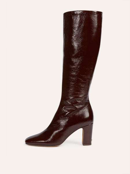 Botte haute Carla de Rouje en cuir vernis plissé marron, talon lamellé de 8 cm, bout légèrement carré