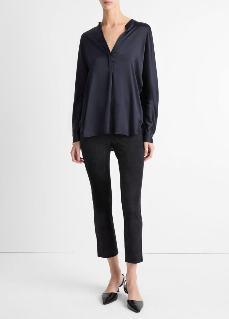 Chemisier en satin de soie bleu nuit à col fendu de Vince, porté avec un pantalon en daim noir