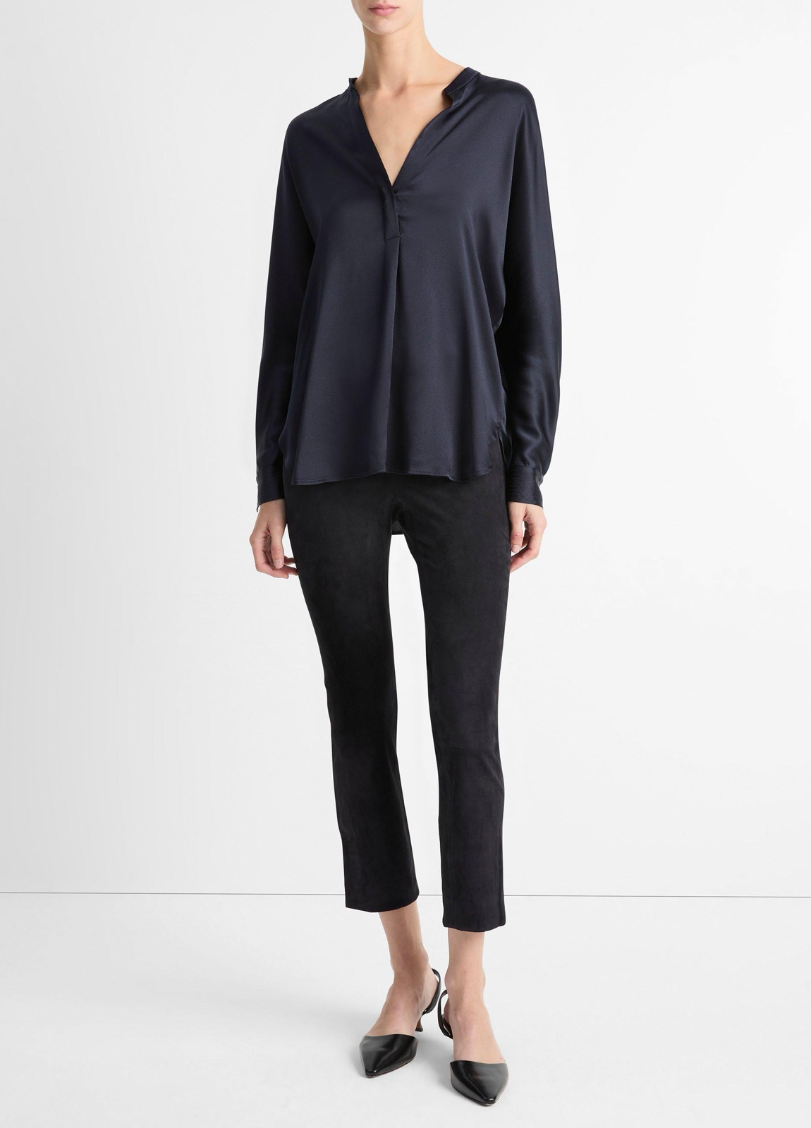 Chemisier en satin de soie bleu nuit à col fendu de Vince, porté avec un pantalon en daim noir