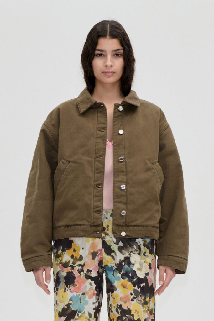 Veste Circular Yoke Jacket de Stine Goya en denim matelasse kaki, coupe oversize, boutons metalliques