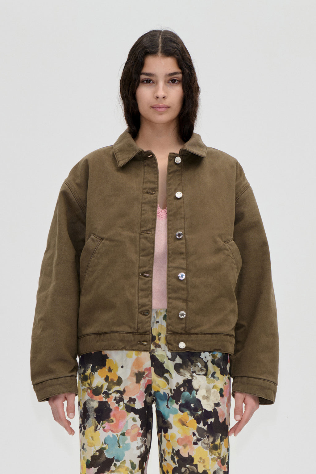 Veste Circular Yoke Jacket de Stine Goya en denim matelasse kaki, coupe oversize, boutons metalliques