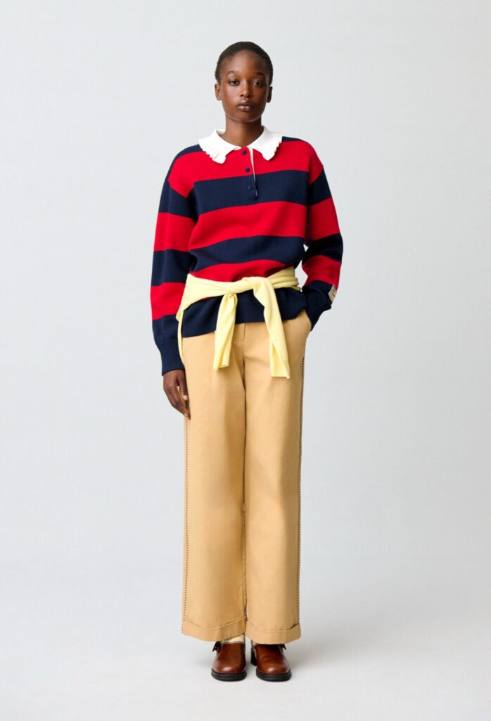 Pull Mike de Claudie Pierlot : maille rugby à rayures marine et rouge, col blanc à volants, porté avec un pantalon large camel