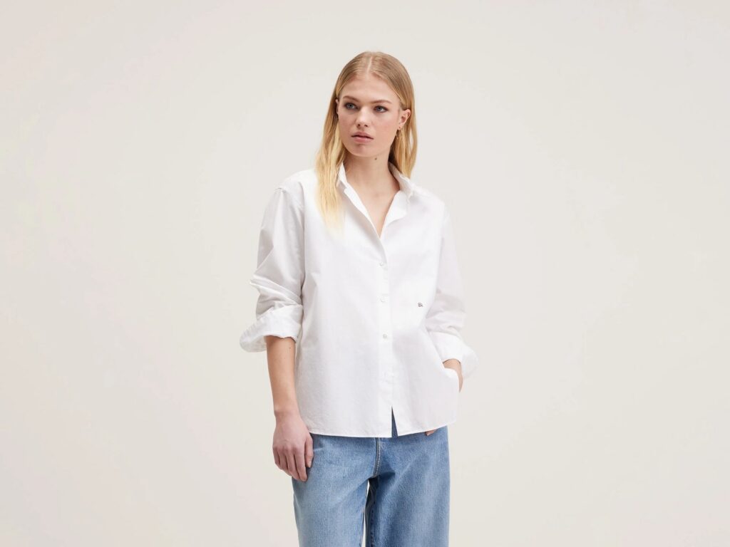 Chemise Gastoo blanche en popeline de coton de Bellerose, coupe oversize portée ouverte sur un jean