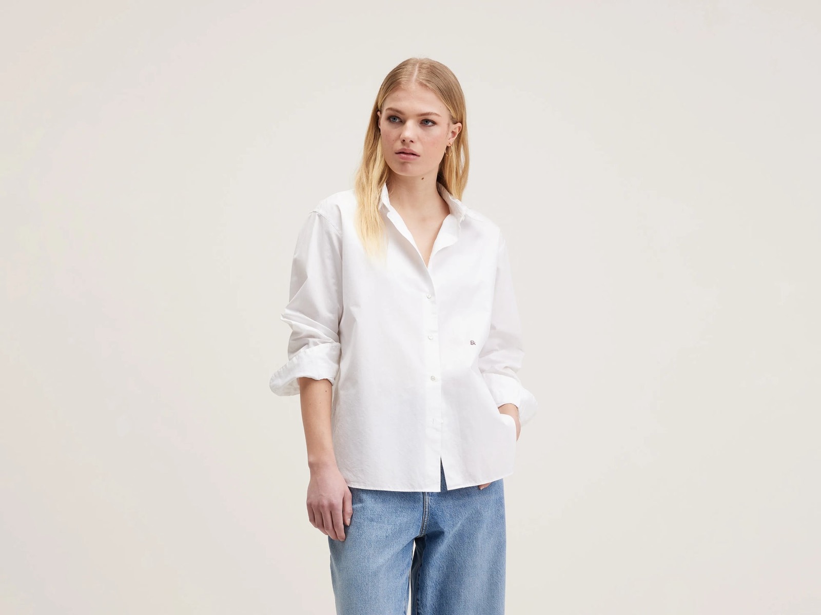 Chemise Gastoo blanche en popeline de coton de Bellerose, coupe oversize portée ouverte sur un jean