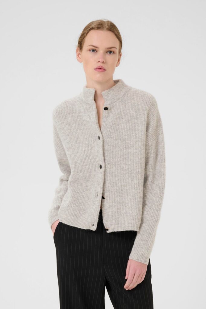 Cardigan AlphaGZ de Gestuz en maille laine et alpaga gris chine clair, col cotele bas et boutons noirs