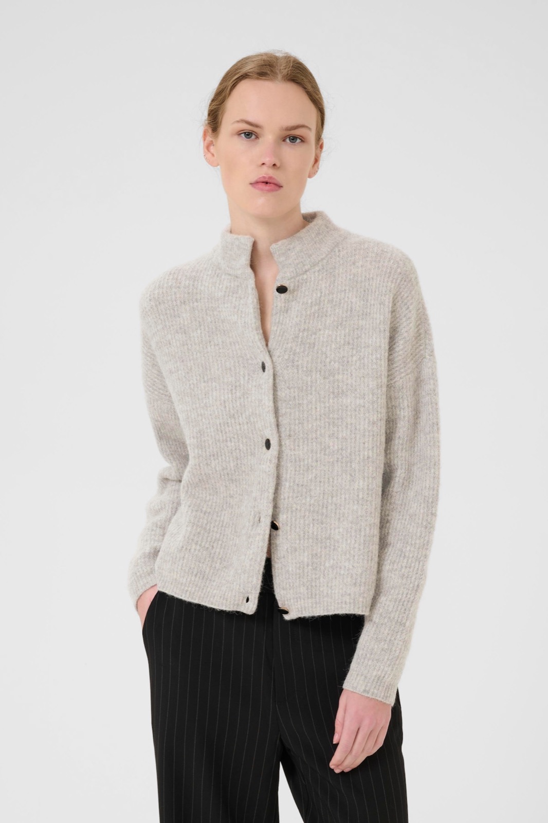 Cardigan AlphaGZ de Gestuz en maille laine et alpaga gris chine clair, col cotele bas et boutons noirs