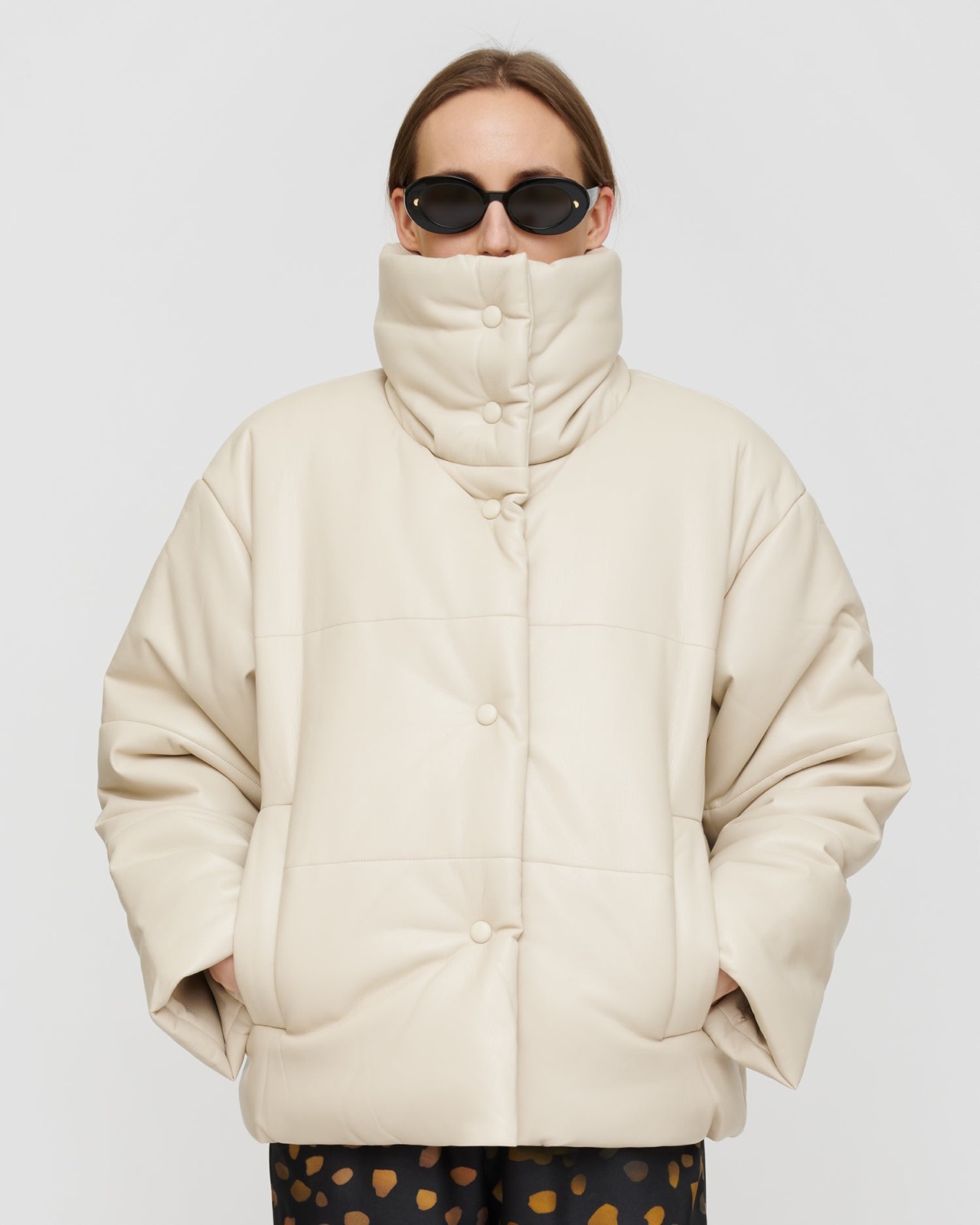 Blouson matelassé Hide de Nanushka en faux cuir crème, col cheminée et fermeture à pressions