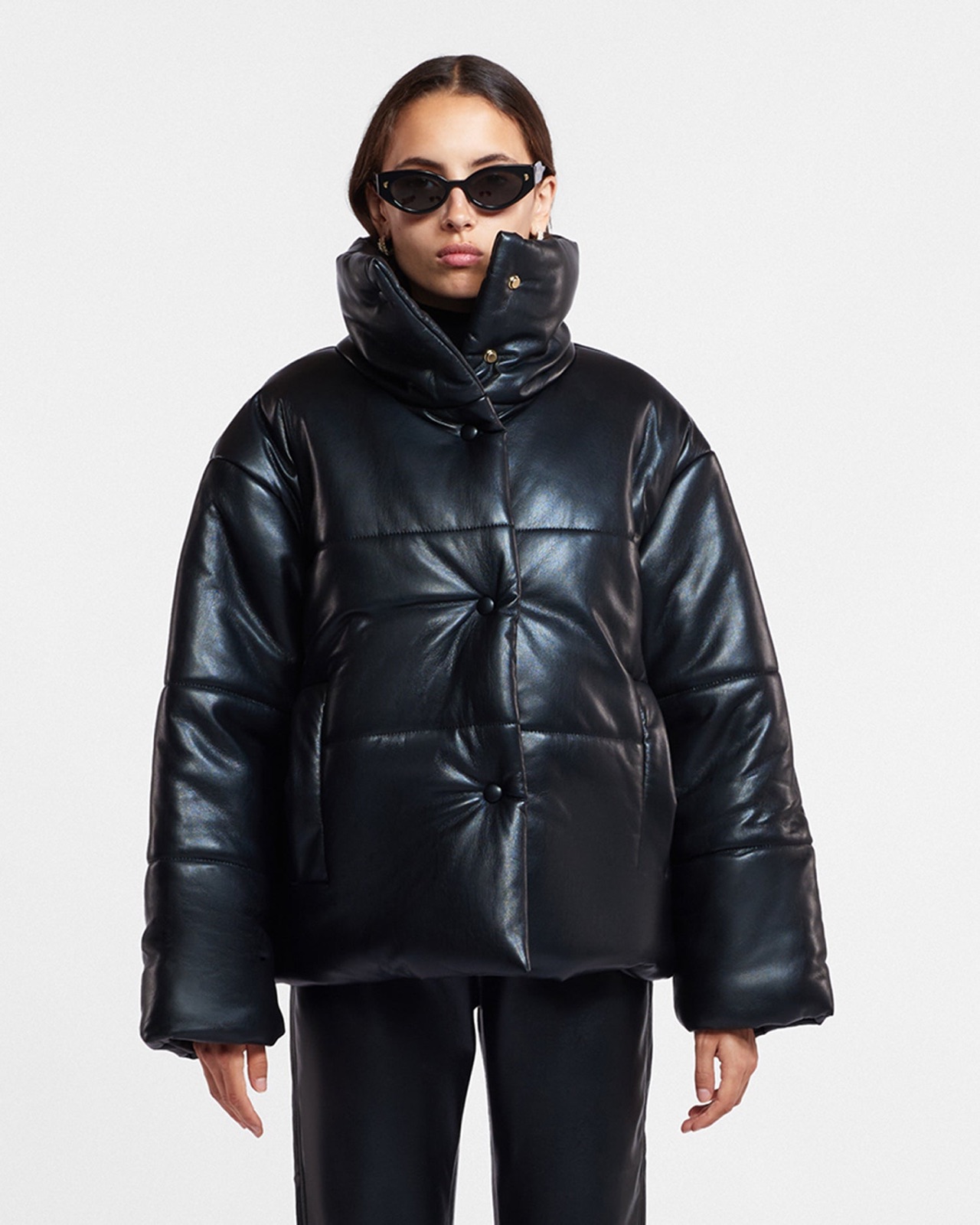 Doudoune Hide de Nanushka en Okobor alt-leather noir, col montant et coupe oversize
