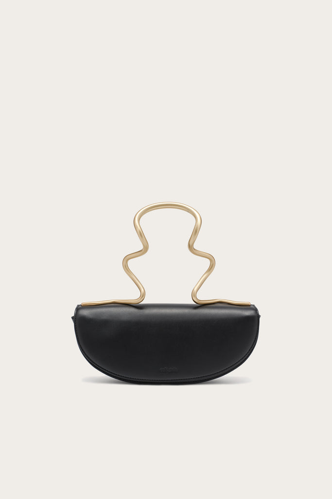 Sac Ilaria de Cult Gaia en cuir noir demi-lune avec anse dorée sculpturale ondulée