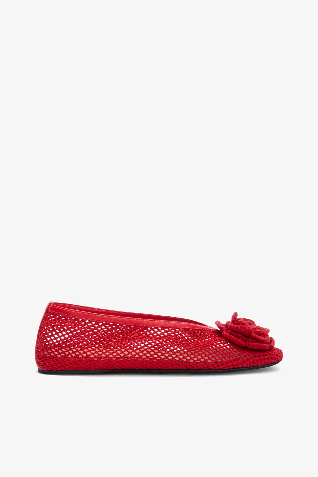 Ballerine Jenny de Ganni en résille rouge, bout carré et fleur au crochet sur l'avant