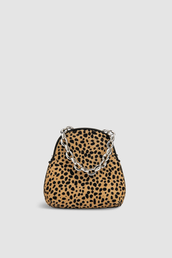Sac Koko de BY FAR en poil ras imprimé cheetah avec chaîne argent en grosses mailles