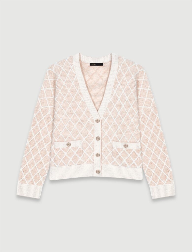 Cardigan Maje en maille à carreaux losange rose poudré et écru, col en V, boutons dorés et poches plaquées